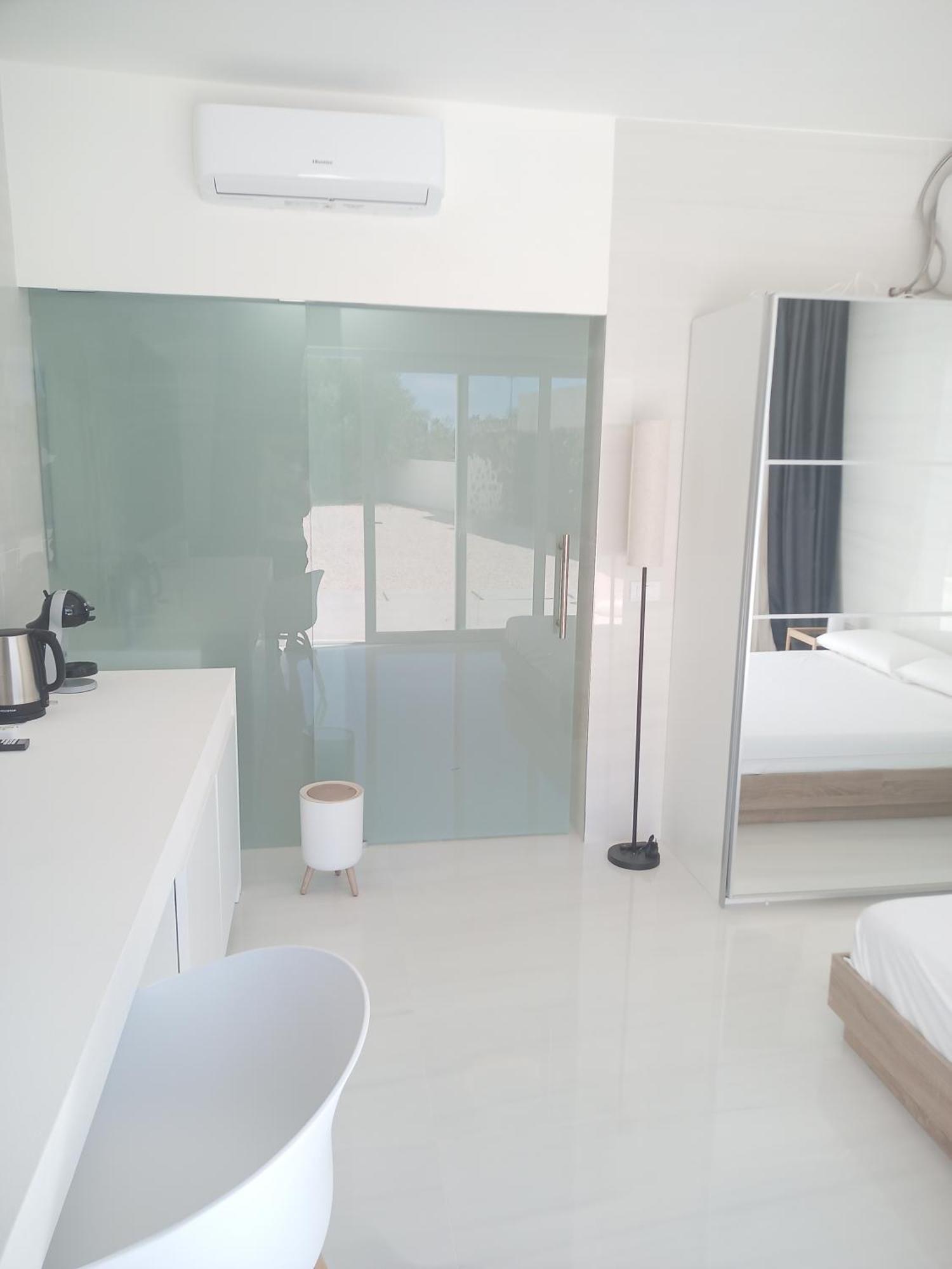 أروسييْ Smart Luxury Suites & Apartments الغرفة الصورة